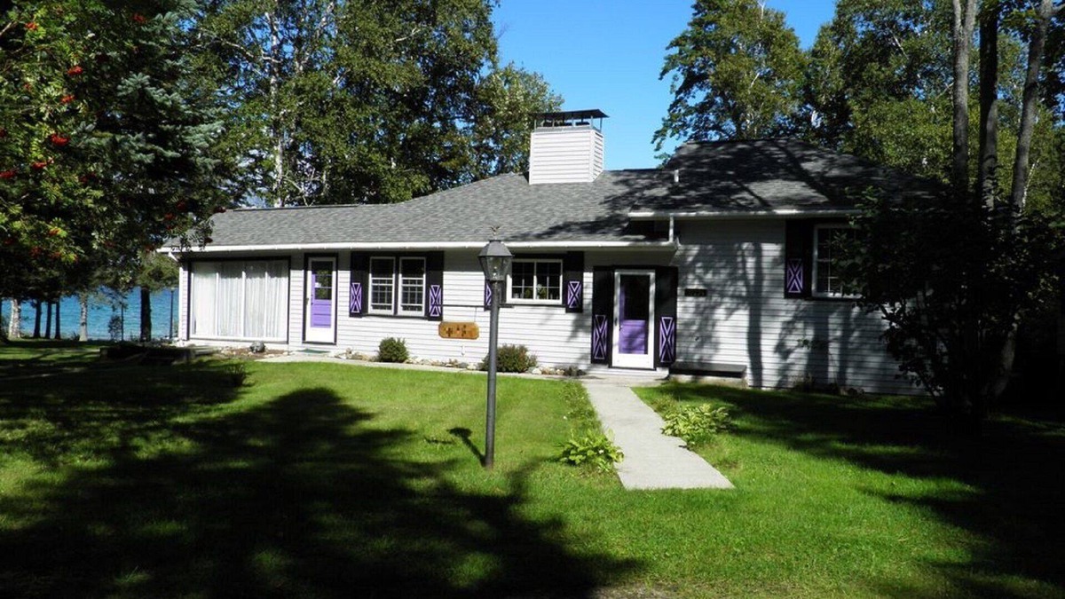 Cheboygan Cottage | Wonderful Lake Huron Family Cottage - Convenient Location - Great Internet!
