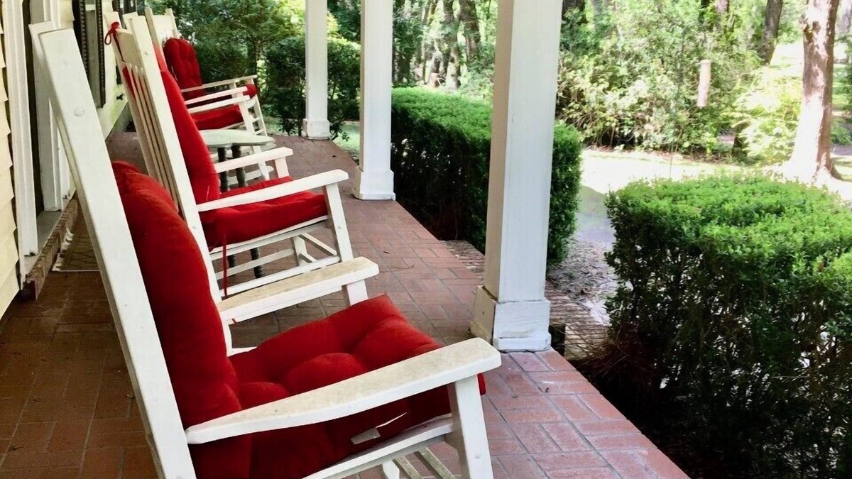 Live Oak House | Wonderful location in Suwannee County's premier neighborhood.