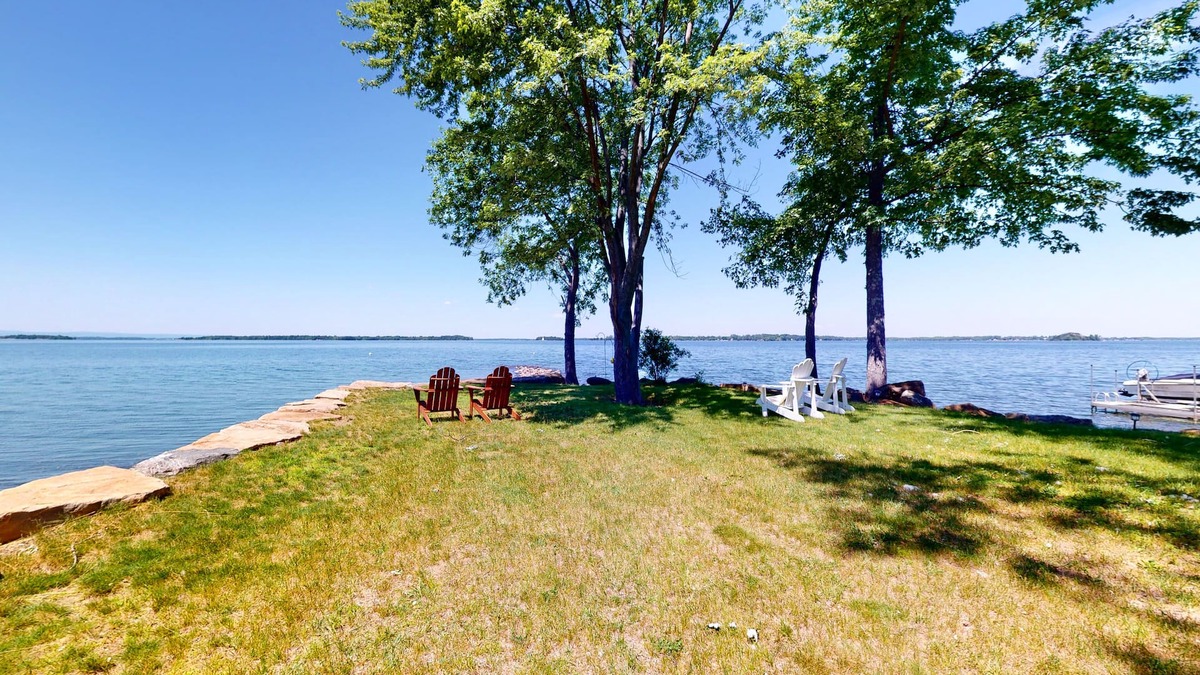 St. Albans House | Wonderful multi-level home right on lake with WiFi, private washer/dryer, & deck
