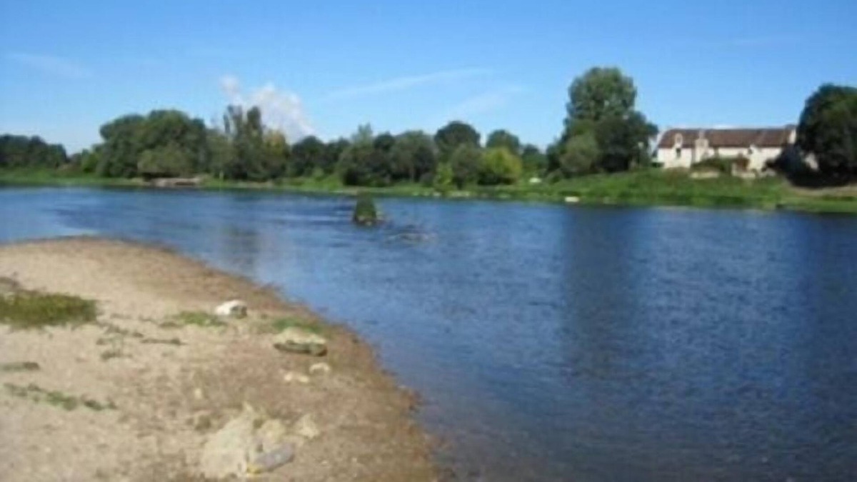 Cravant-les-Coteaux Cottage | Wonderful Old House By The River Vienne