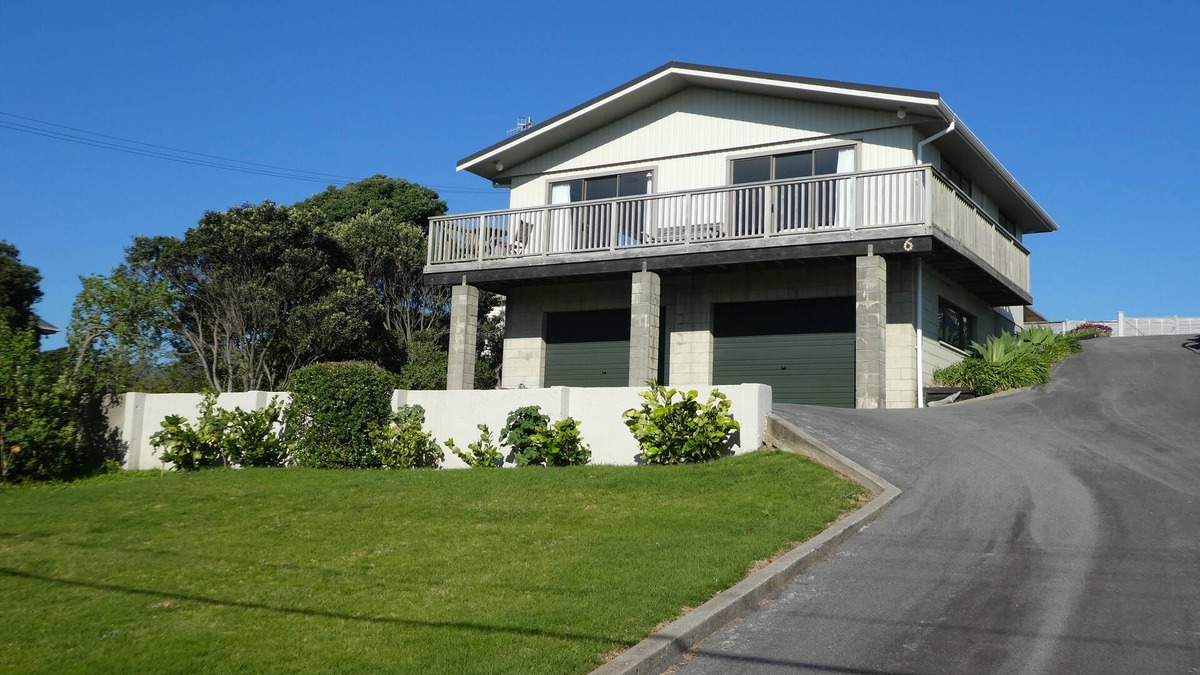 Waikanae House | Wonderful ocean-view holiday house 1 back from beach