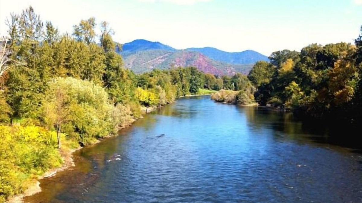 Grants Pass Resort | Wonderful Place To Stay! Accessible unit to Enjoy! Close to Reinhart Park!