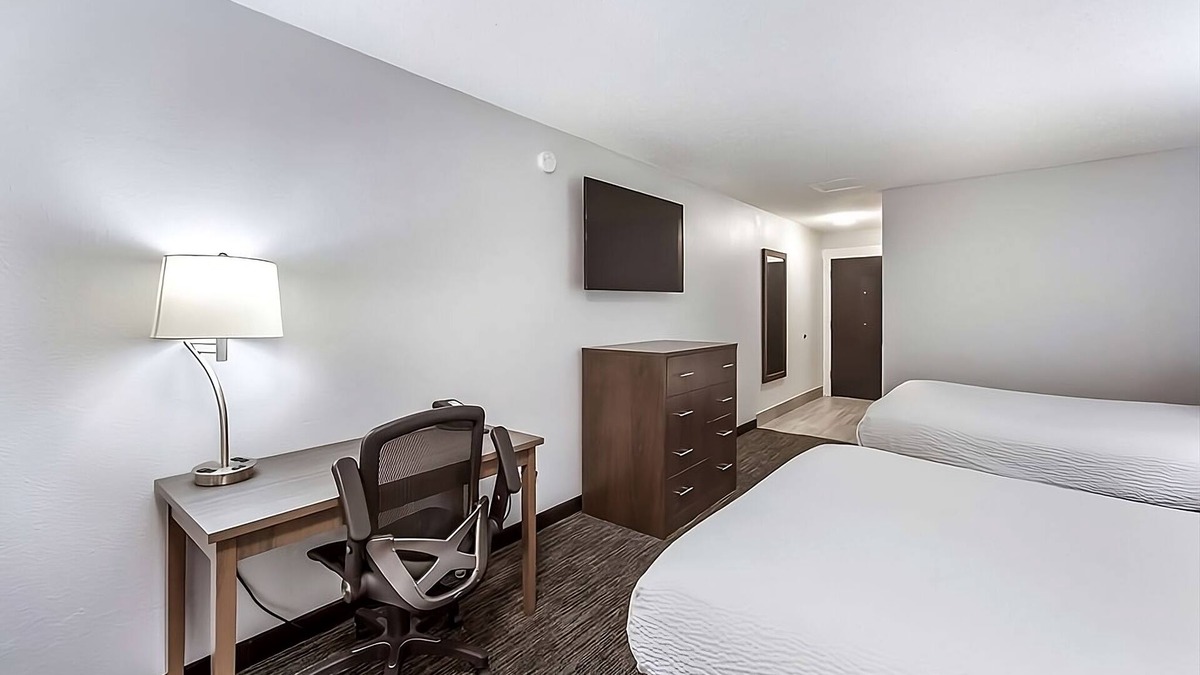 Grants Pass Hotel | Wonderful Place To Stay! 2 Family-friendly Units w/Pool Access. Free Parking!