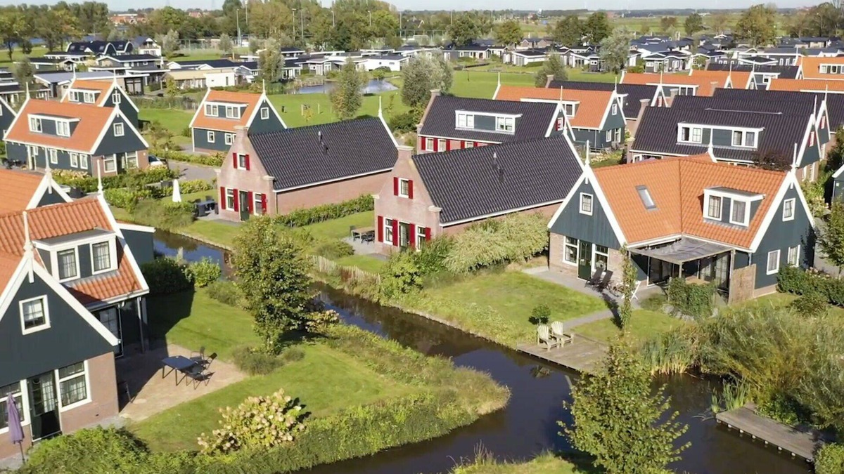 West-Graftdijk House | Wonderful private villa for 10 people with WIFI, pool, TV, terrace and parking