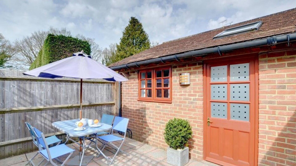 Goudhurst House | Wonderful private villa for 2 guests with WIFI, TV, patio and parking