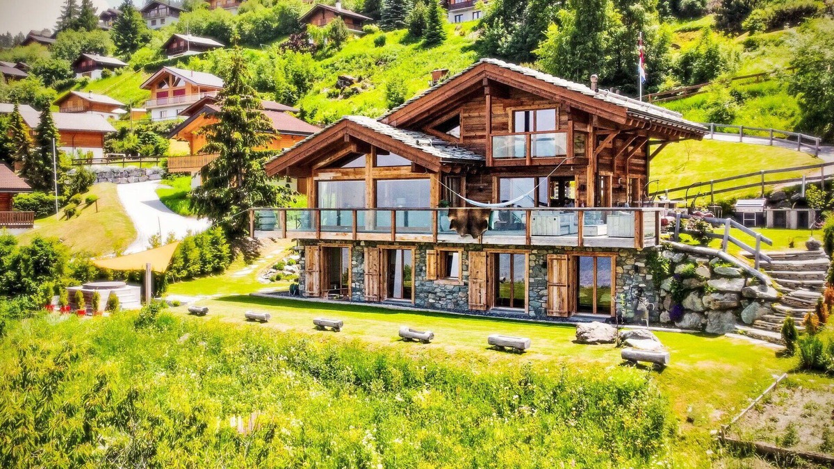 Saint-Pierre-de-Clages House | Wonderful private villa for 8 guests with WIFI, hot tub, TV, terrace, pets allowed and parking