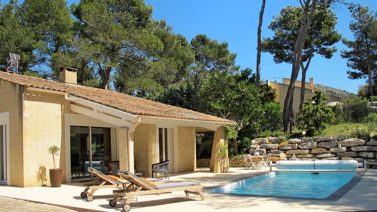 Taillades House | Wonderful private villa with WIFI, private pool, A/C, TV, terrace, pets allowed and parking