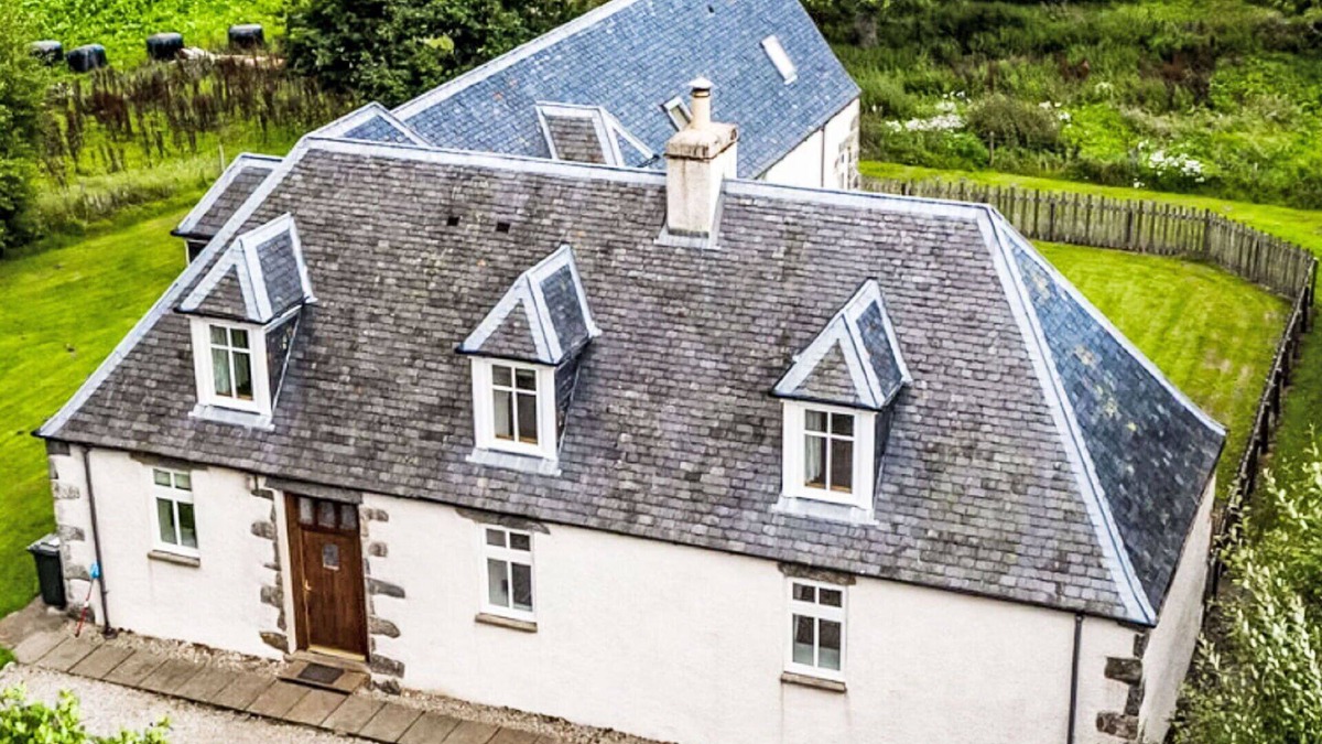 Glen Urquhart House | Wonderful private villa for 10 people with WIFI, TV, terrace, pets allowed and parking