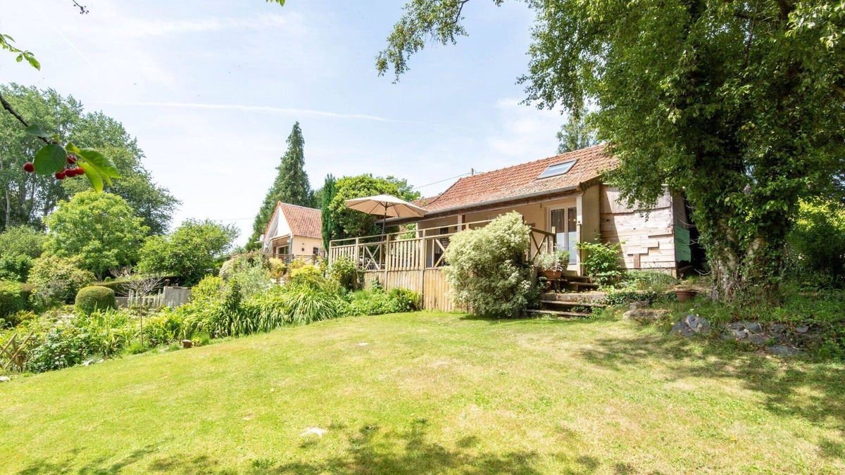Carentan House | Wonderful private villa for 4 guests with WIFI, TV, terrace, pets allowed and parking