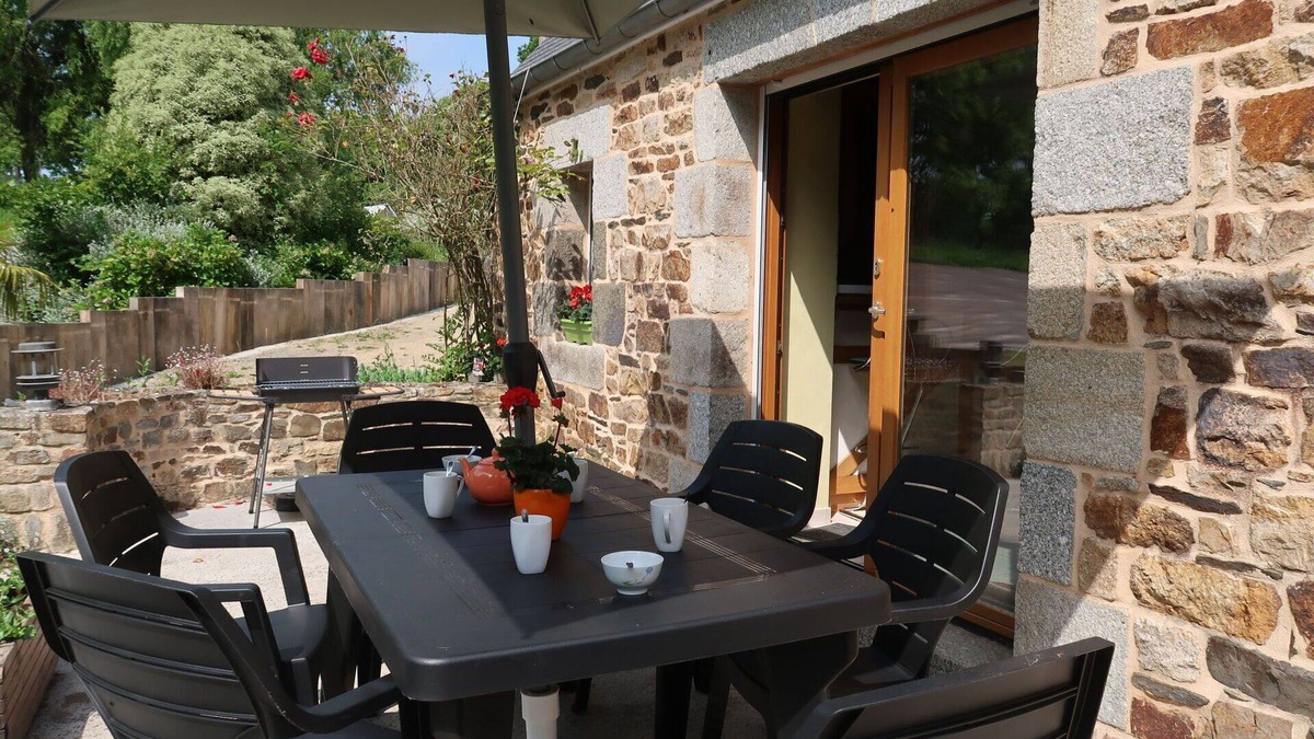 Ploulech House | Wonderful private villa for 6 guests with WIFI, TV, terrace, pets allowed and parking