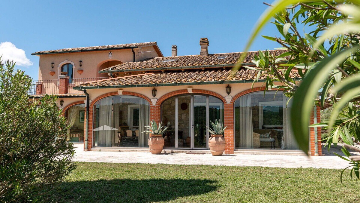 Manciano Villa | Wonderful private villa for 9 people with WIFI, A/C, private pool, patio, pets allowed and parking