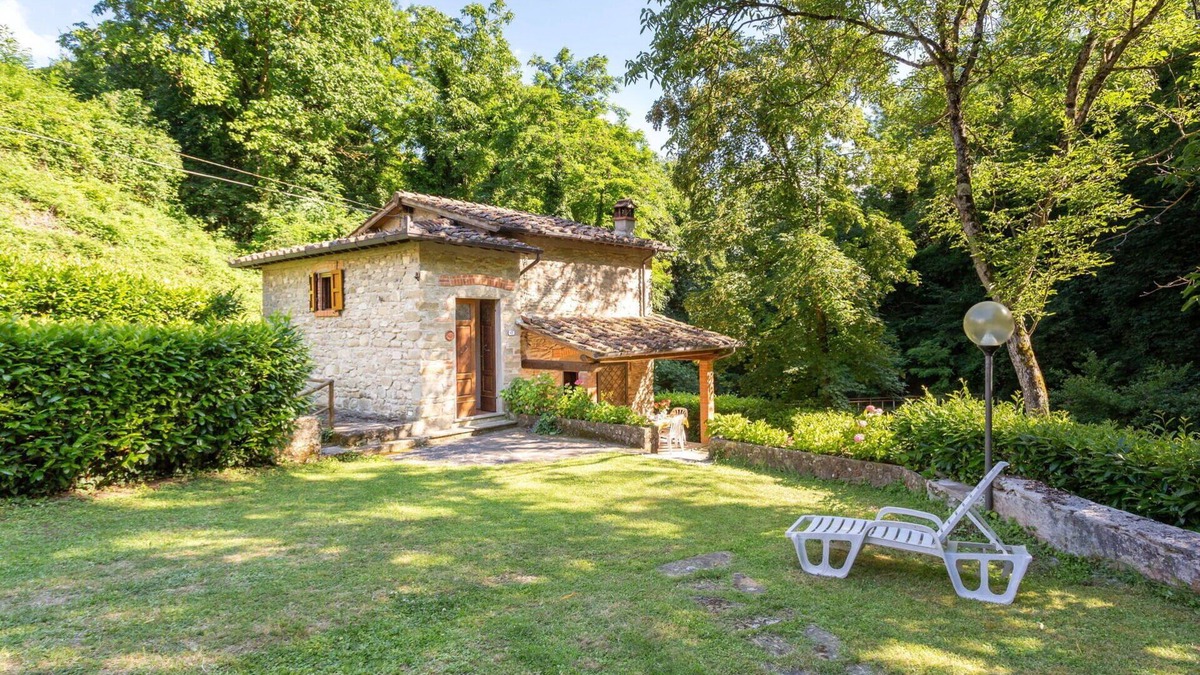 Molezzano Villa | Wonderful private villa for 4 people with WIFI, TV, patio, pets allowed and parking