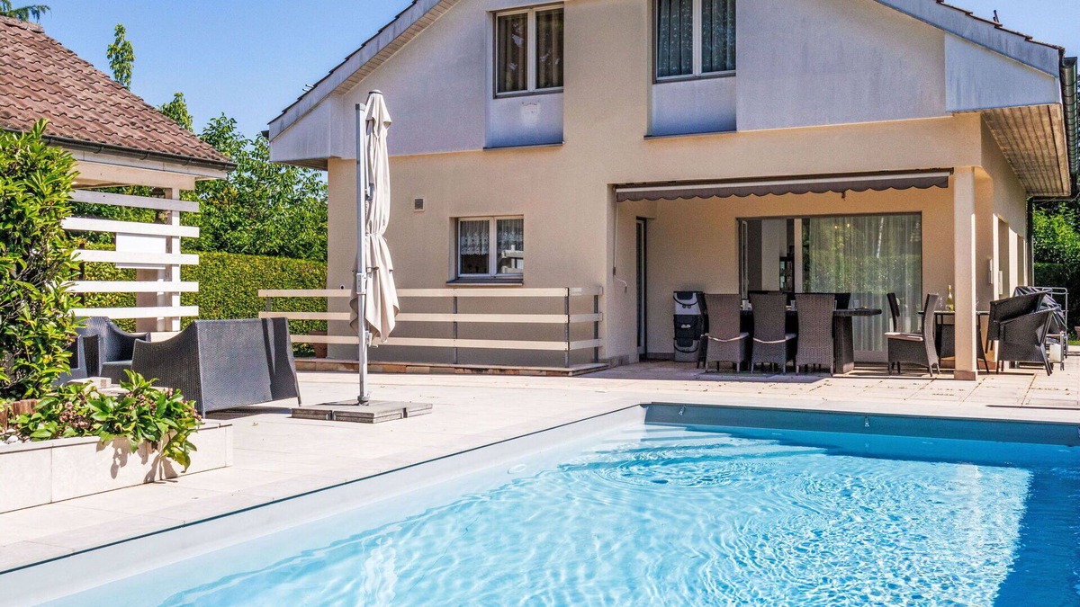 Genthod Villa | Wonderful private villa for 8 guests with WIFI, private pool, TV, terrace, pets allowed and park.