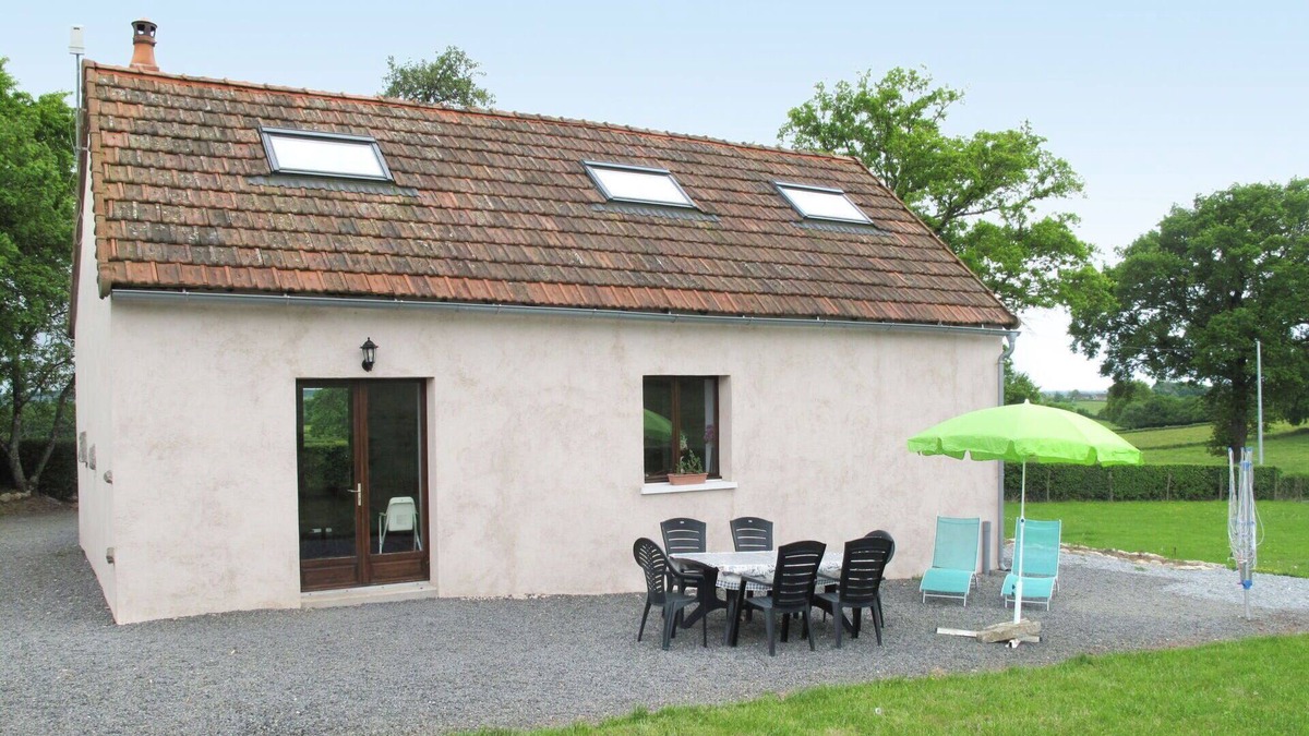 Ternant House | Wonderful private villa for 6 people with WIFI, private pool, TV, patio, pets allowed and parking