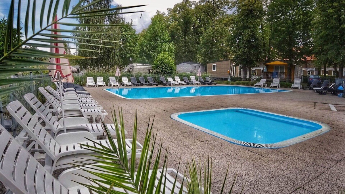 Dolni Pocernice House | Wonderful private villa for 4 guests with WIFI, pool, terrace and pets allowed