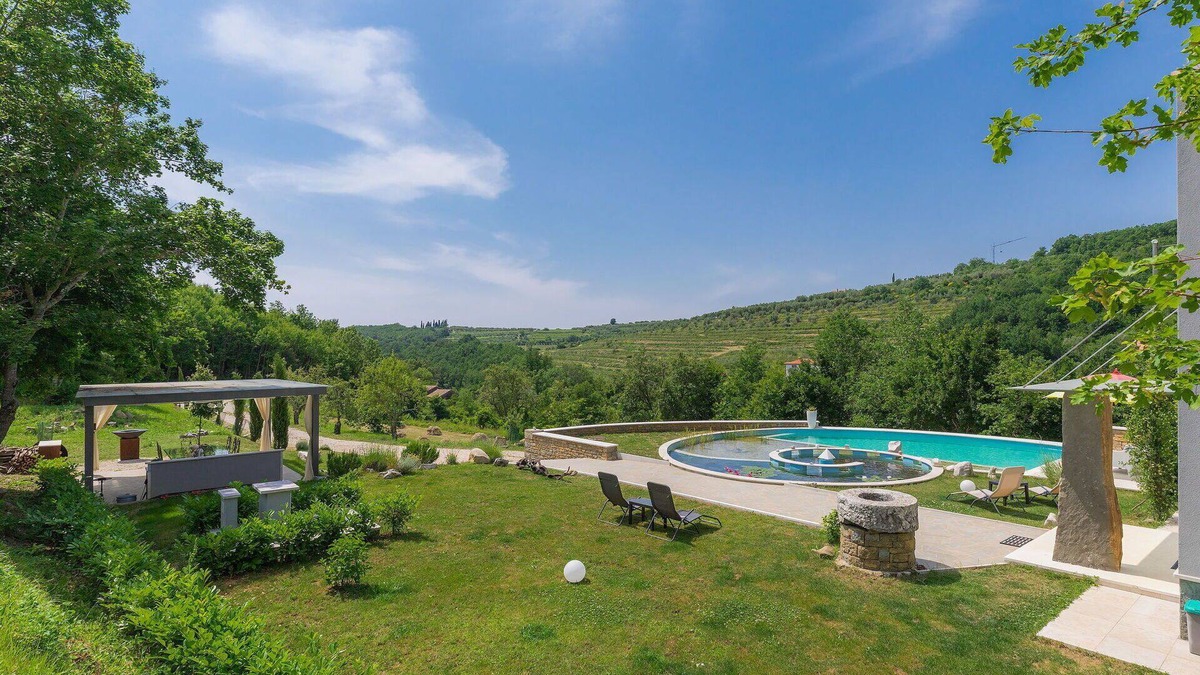 Momjan Villa | Wonderful private villa for 6 people with private pool, A/C, WIFI, terrace, pets allowed and par.