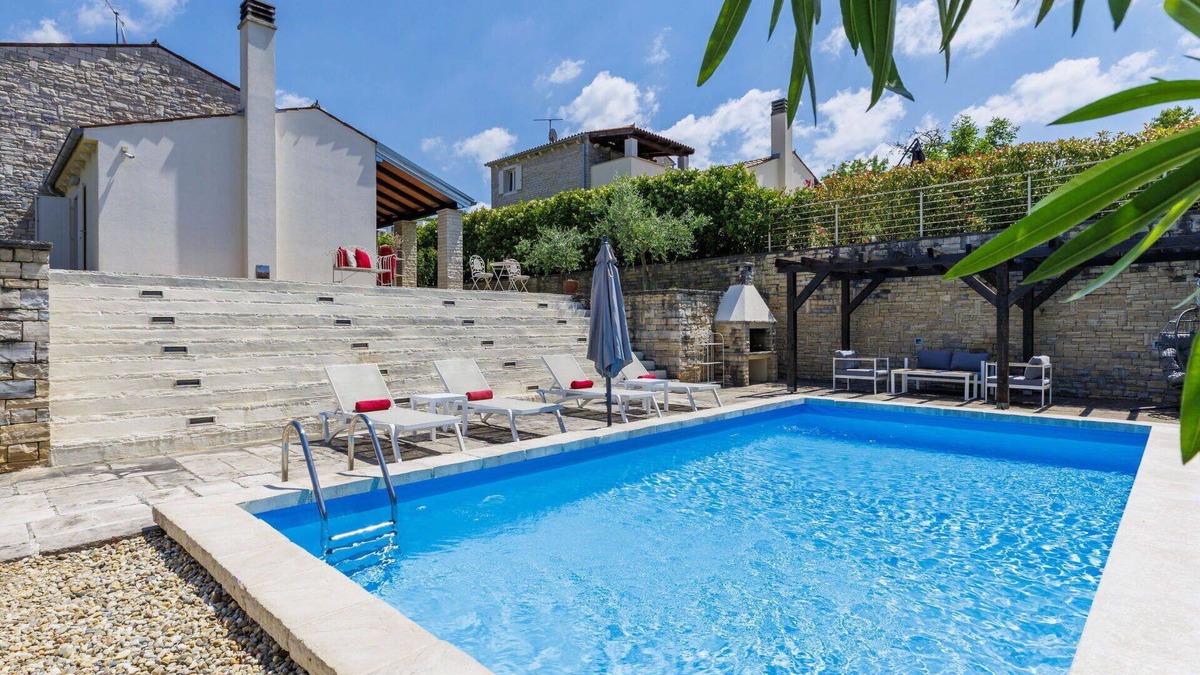 Momjan House | Wonderful private villa for 5 guests with private pool, A/C, WIFI, TV, patio and parking