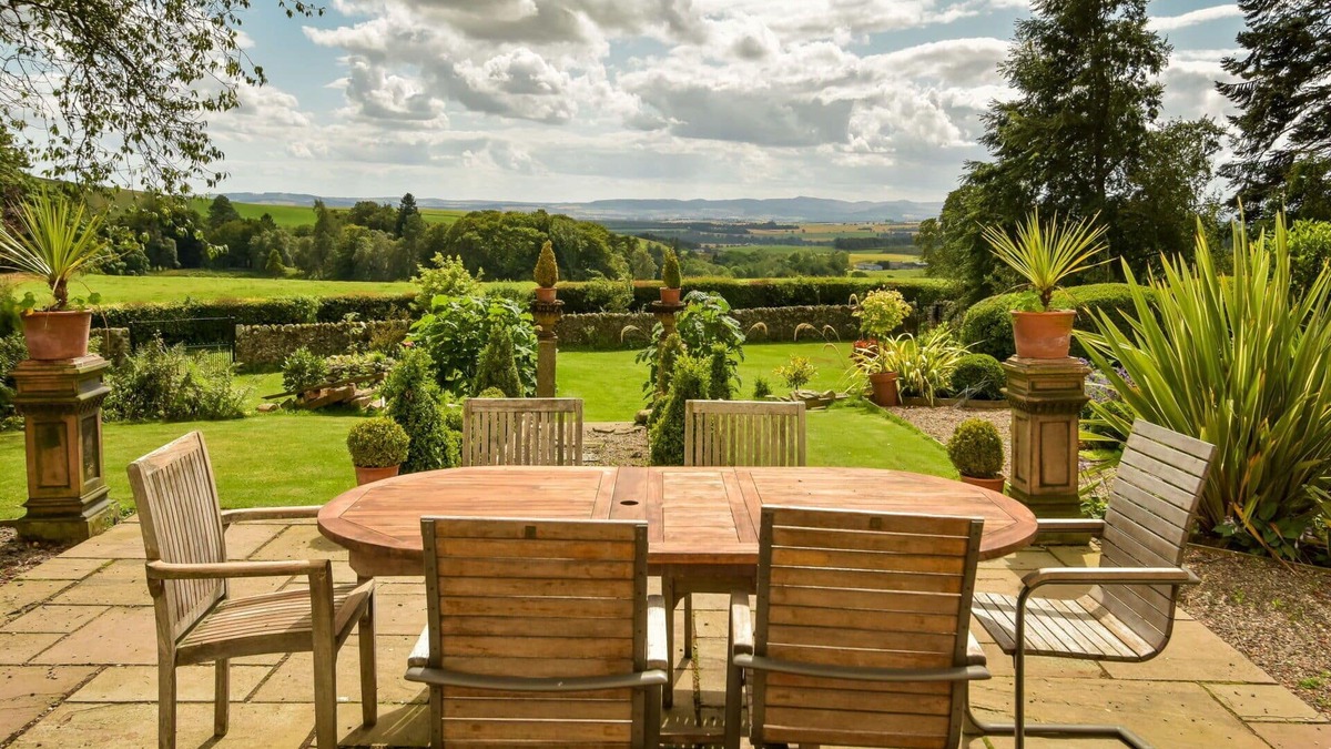 Kirriemuir Villa | Wonderful private villa for 10 people with WIFI, patio, panoramic view and parking
