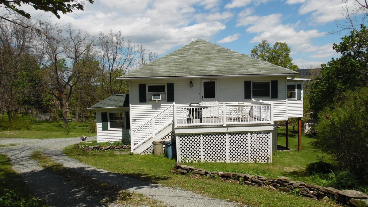 Watkins Glen House | Wonderful Quiet neighborhood retreat in the Village of Watkins Glen