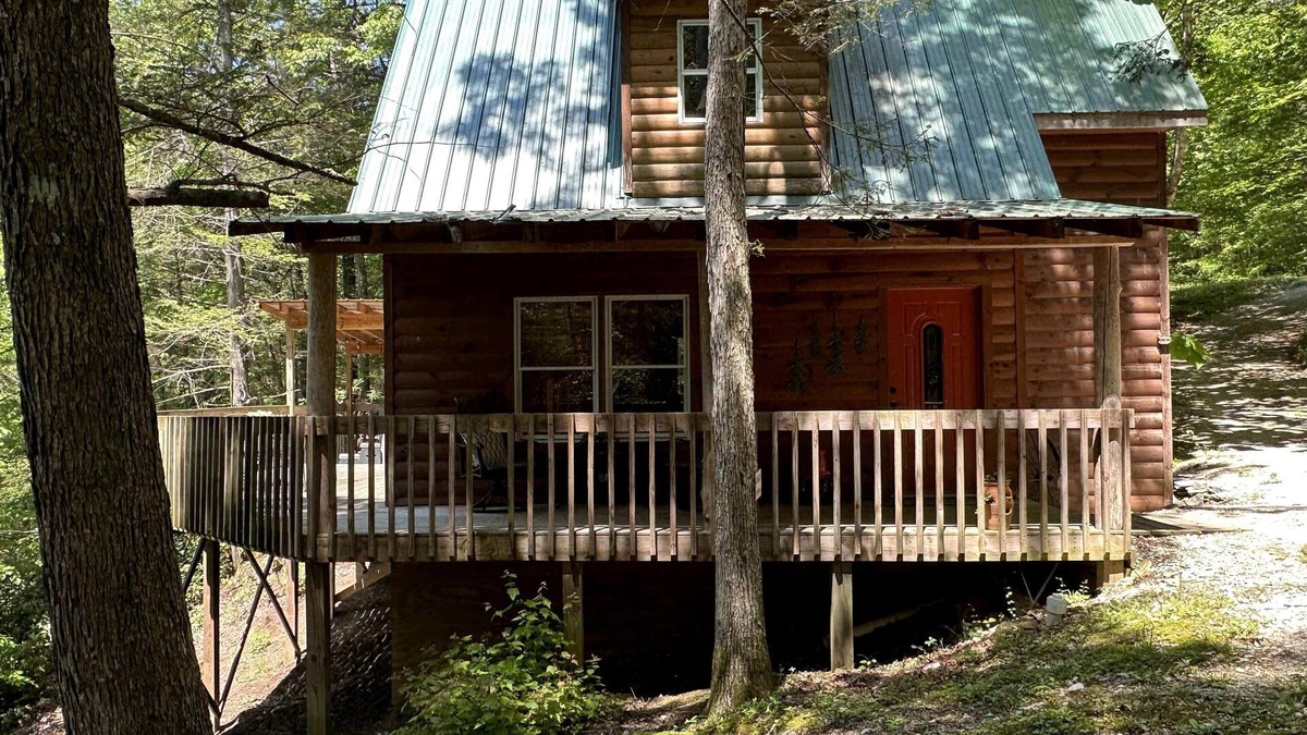 Rogers Cabin | Wonderful secluded cabin with wi-fi, hot tub and large fire pit on a cliff side