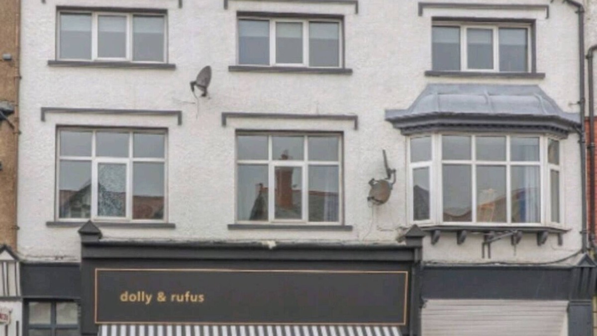 Rhos on Sea Apartment | Wonderful spacious apartment 1 minute from the beach