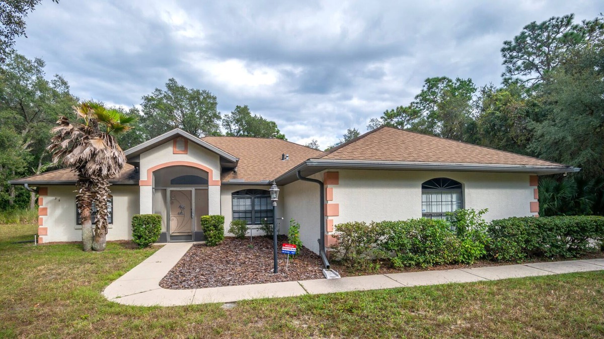 Lecanto Villa | Wonderful updated and private pool villa in Citrus County, Florida