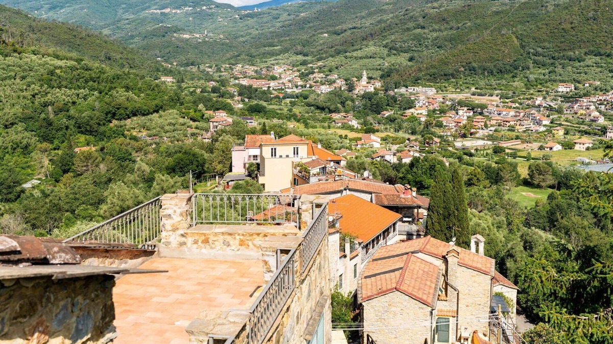 Garlenda House | Wonderful villa for 4 guests with A/C, terrace, pets allowed and parking