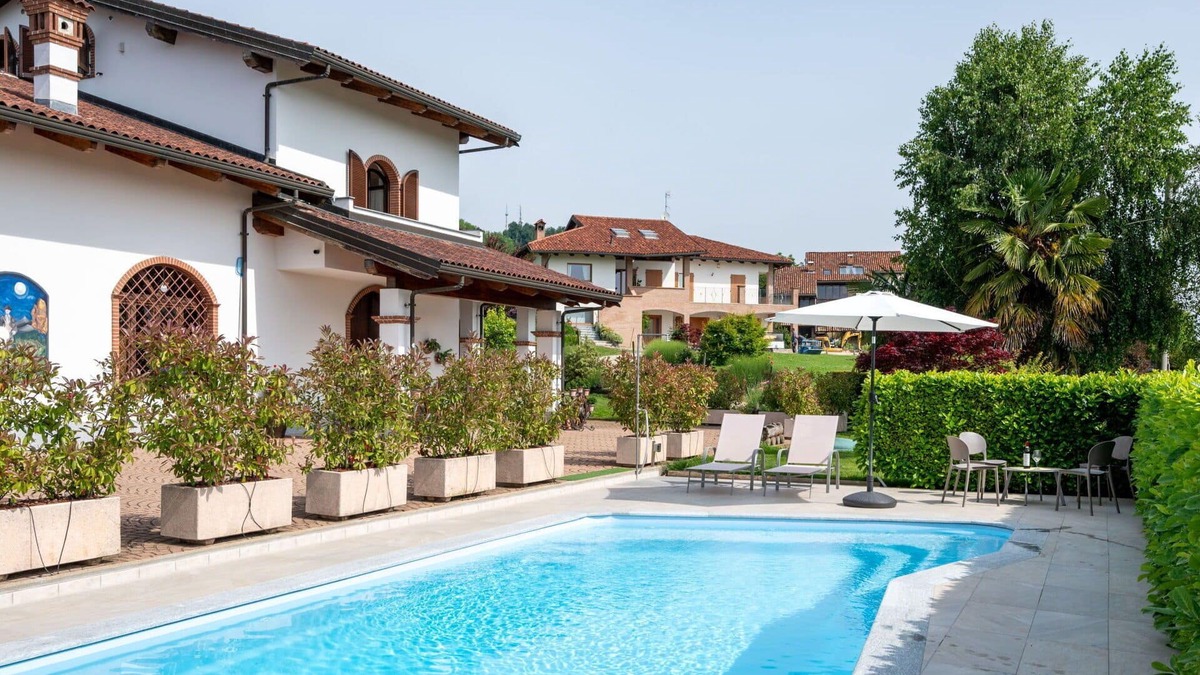 Barolo House | Wonderful villa for 6 people with WIFI, private pool, TV, terrace and parking