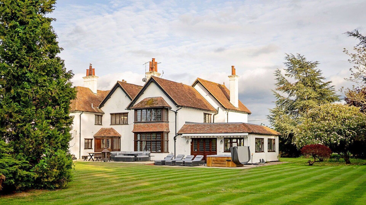 Tring House | Wonderful villa for 16 guests with WIFI, hot tub, pets allowed and parking