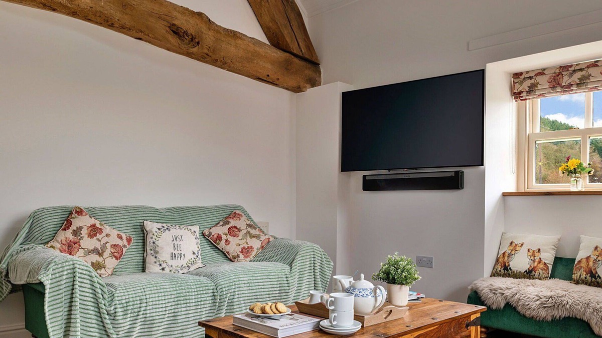 Llandrillo House | Wonderful villa for 4 people with WIFI, hot tub, TV, terrace and parking