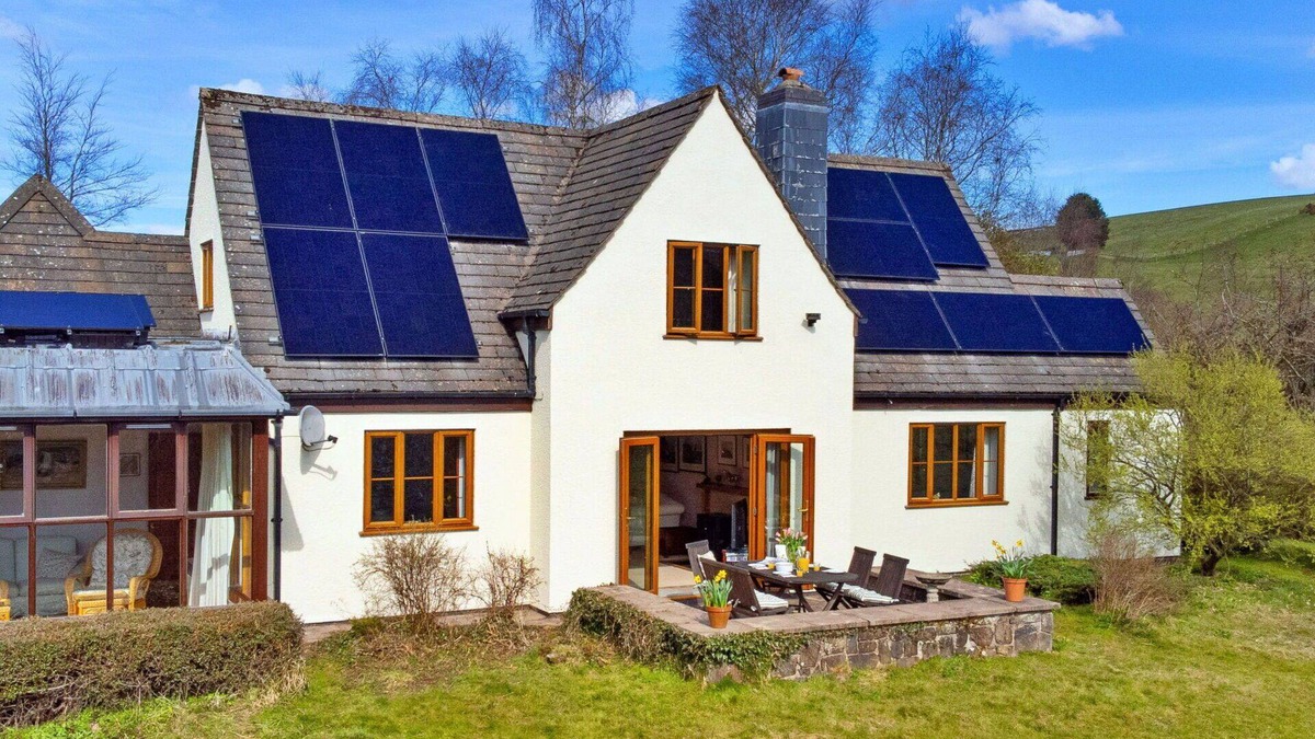 Llanidloes House | Wonderful villa for 6 people with WIFI, terrace and parking