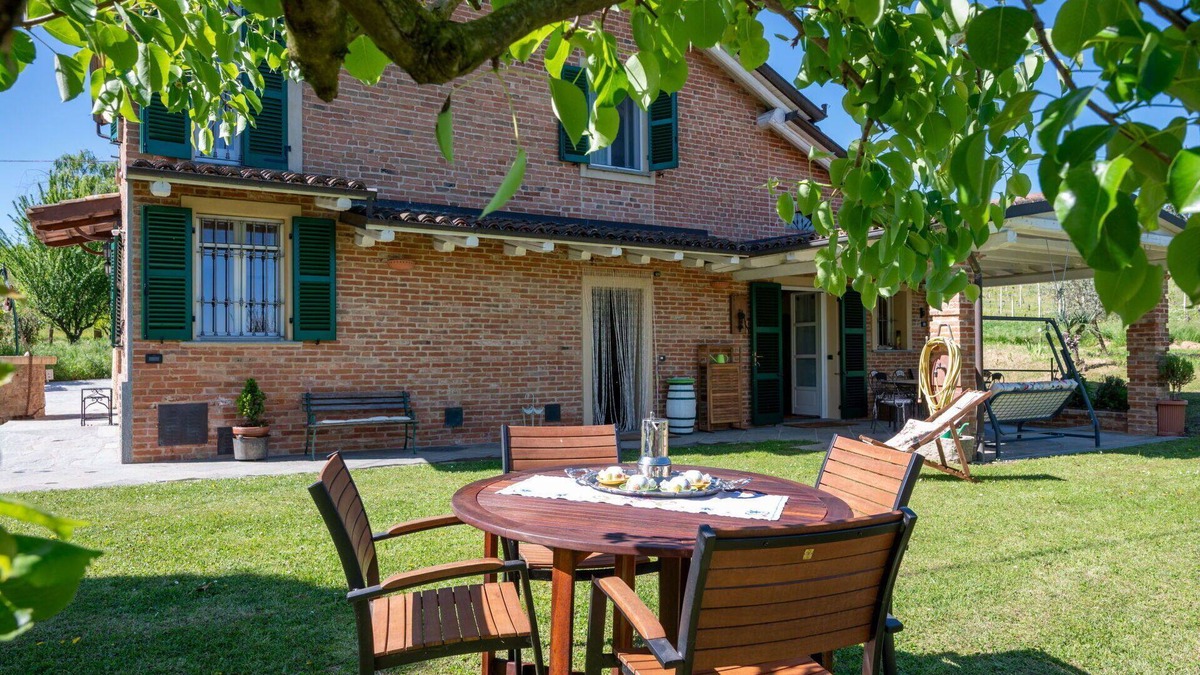 Mombaruzzo House | Wonderful villa for 4 guests with WIFI, TV, patio, pets allowed and parking
