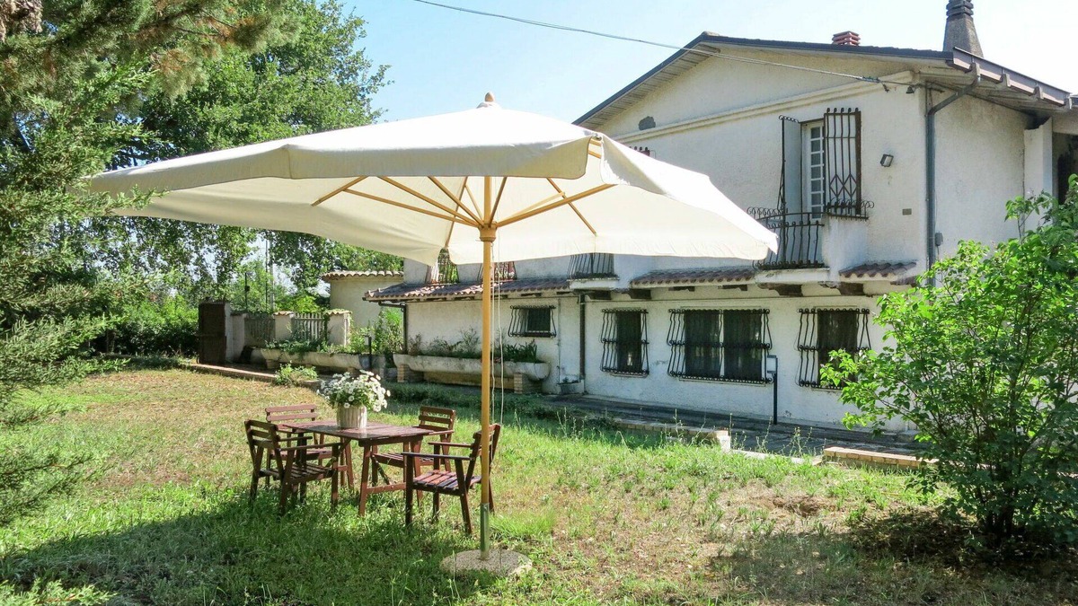 Rosciano House | Wonderful villa for 6 guests with hot tub, A/C, TV, terrace and parking