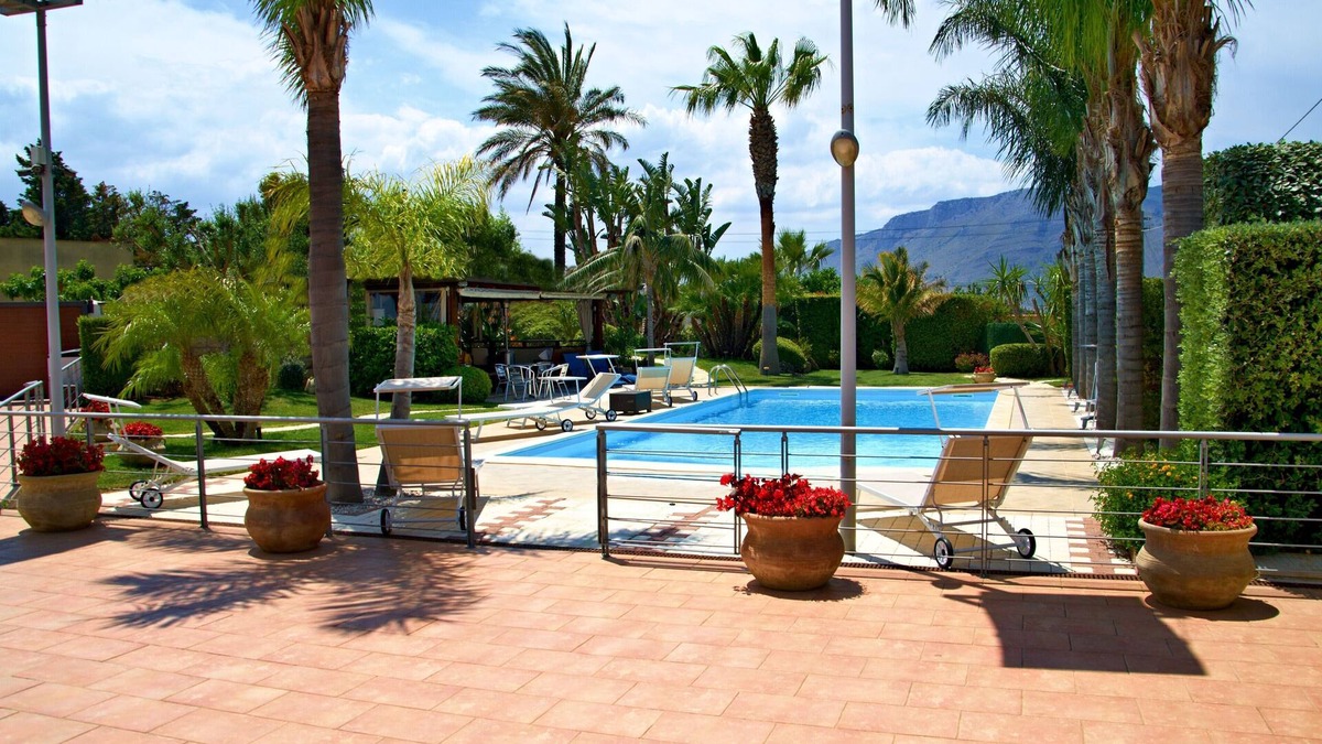 Alcamo Villa | Wonderful Villa Palme, with swimming pool, garden, free Wi-Fi, for 14 people