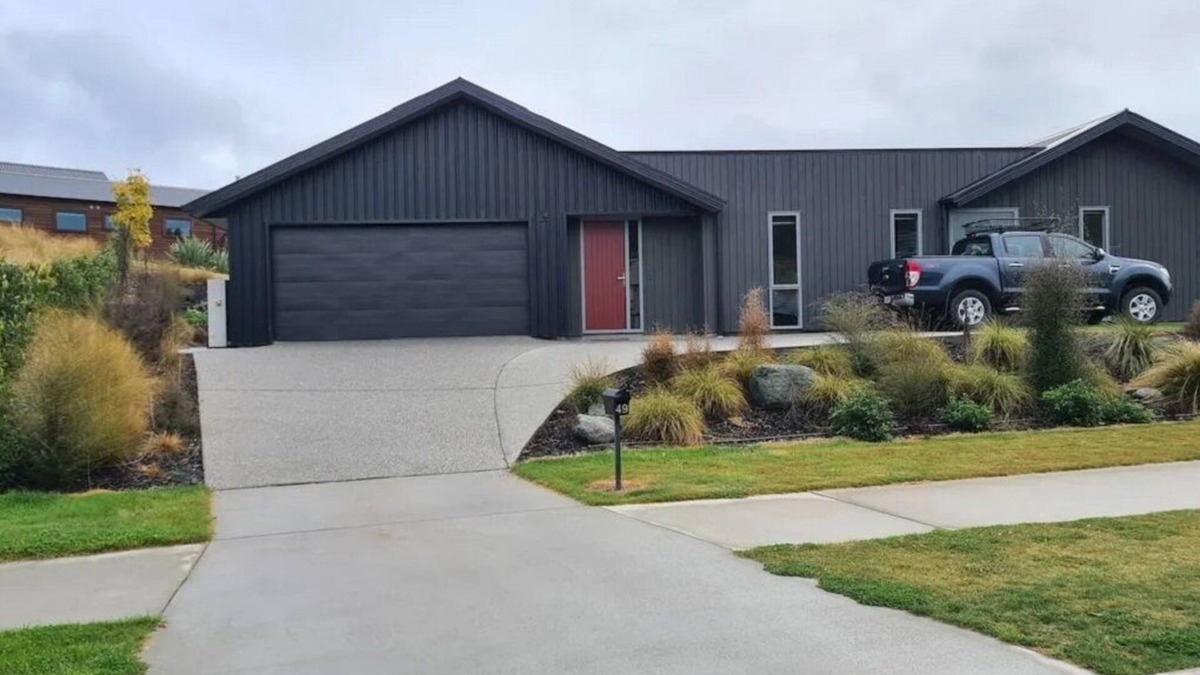 Wanaka House | Wonderful Wanaka, Mountain views and Alpine Spa.