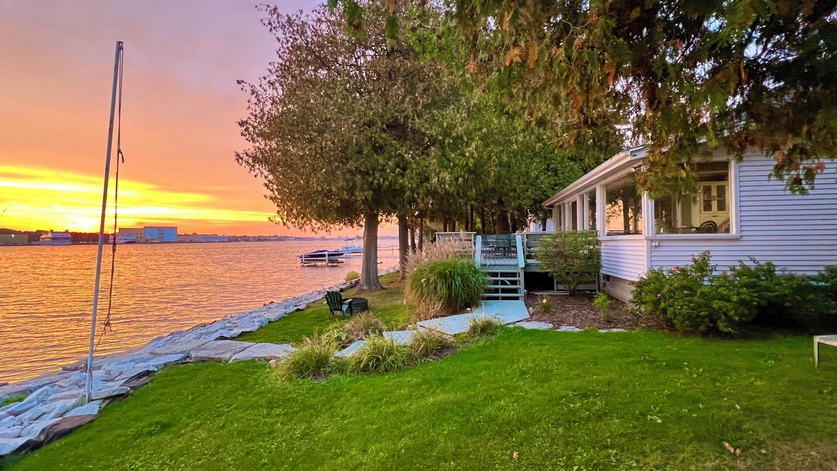 Sturgeon Bay Cottage | Wonderful waterfront home