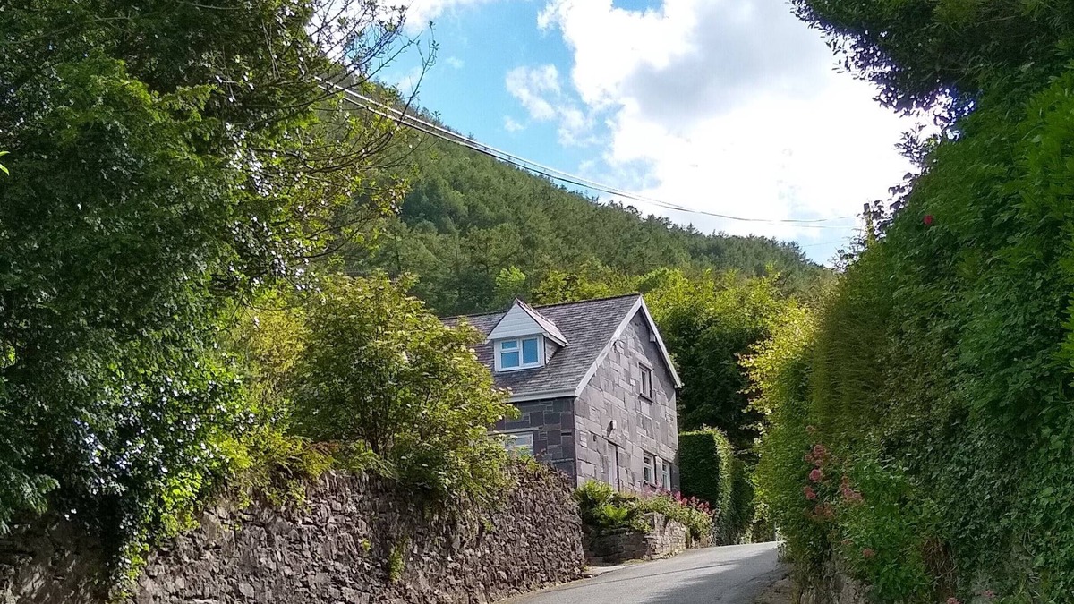 Trefriw Cottage | Wonderful Welsh cottage. Dog friendly. EV charger. Near Betws y Coed. Snowdonia