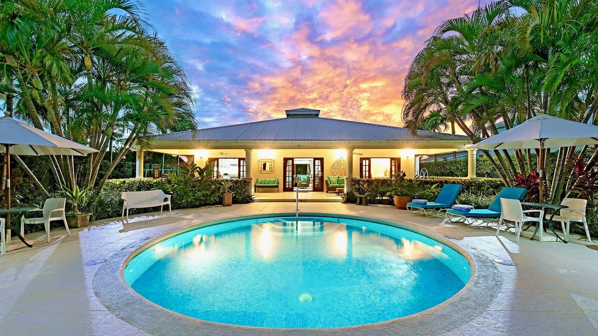 Gibbes Villa | Wonderful West Coast villa. 5 Minute walk to 2 beaches