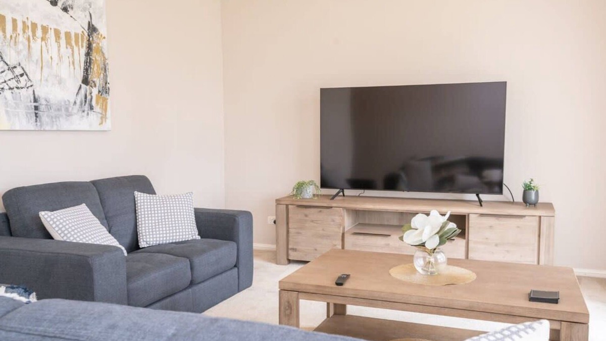 Bletchington House | Wonderful Windred - Spacious, Comfy, Quiet