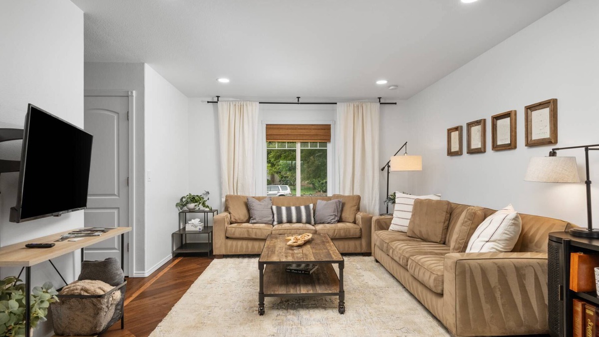 Dundee House | Wonderful Wine Country Location, Pet Friendly, Fully Fenced Backyard, 1/2 Mile From Downtown Dundee