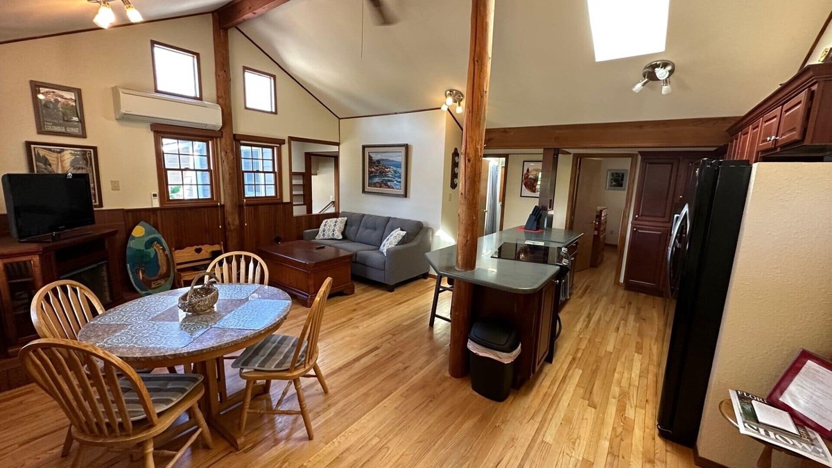 Florence House | Wonderfully located near Bay Street and all the wonderful restaurants. Sauna!