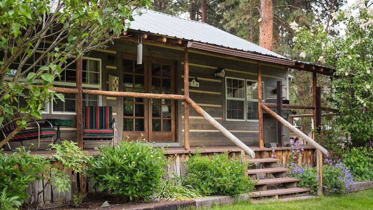 Chiloquin Cottage | Wonderfully Unique Riverfront Cottage very close to Crater Lake National Park