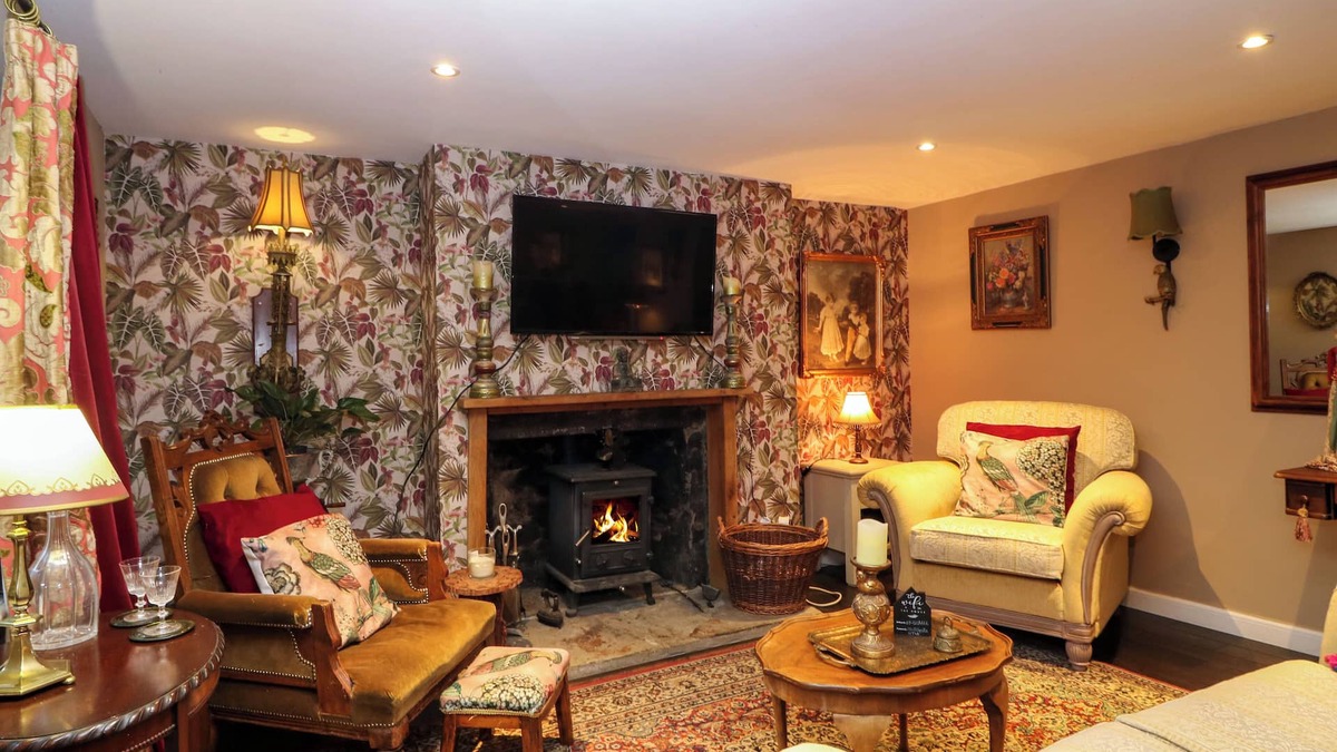 Newburgh Cottage | WONDERLAND COTTAGE, pet friendly, with open fire in Newburgh, Fife