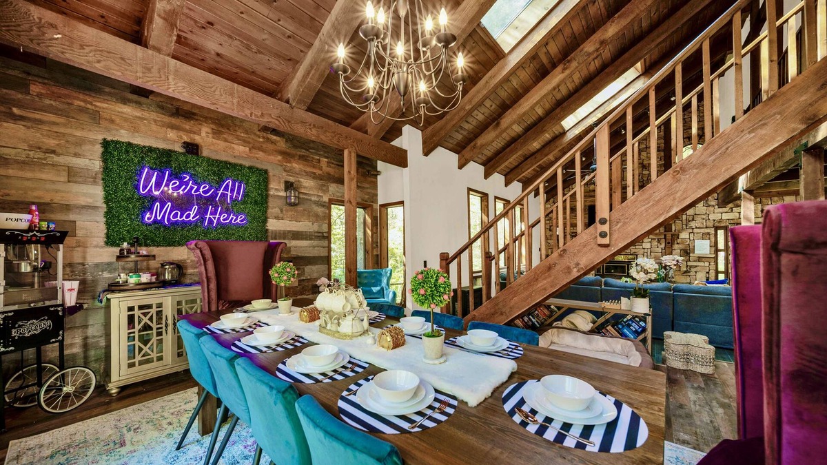 Lakehead Cabin | Wonderland ~ Dog friendly forest retreat, near lake, fast Wifi & EV charger