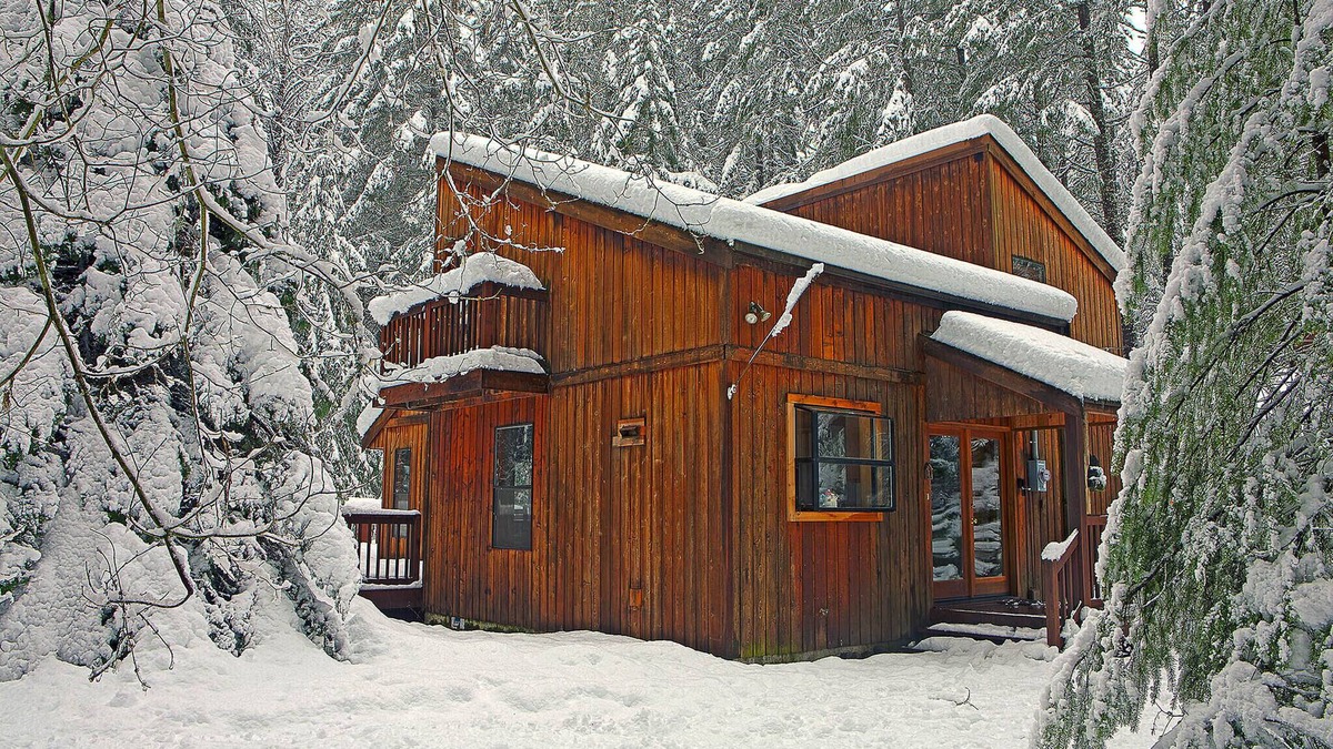 Enumclaw Cabin | Wonderland Lodge At Mt. Rainier - hot tub - Crystal Mountain