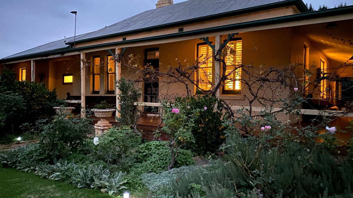 Parkes House | Wonga - A secluded oasis in the heart of Parkes