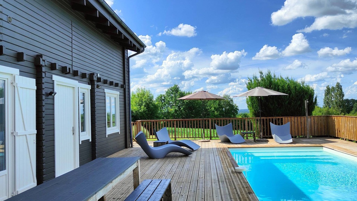Saint-Etienne-de-Villereal Villa | Wooden villa, swimming pool, terrace and garden in Villeréal