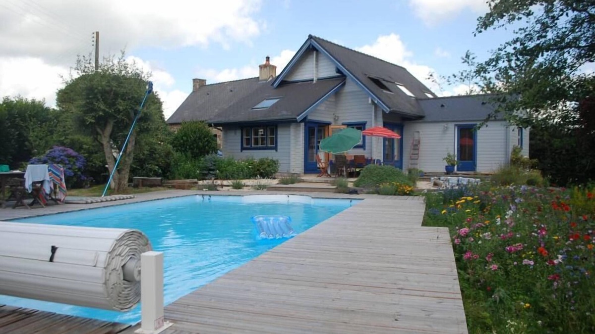 Saint-Mars-sur-la-Futaie House | Wood, glass and stone house in the countryside with garden and swimming pool (5m x 10m)