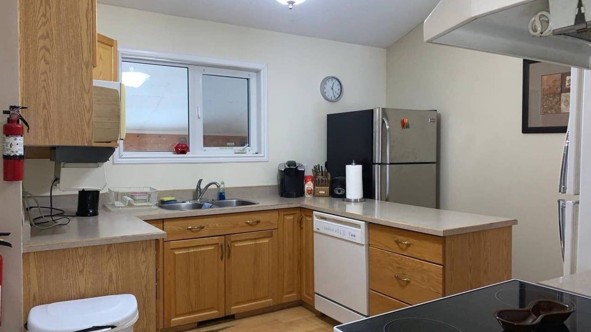 Fort McMurray House | WOOD land House: Spacious 8 Bedroom House