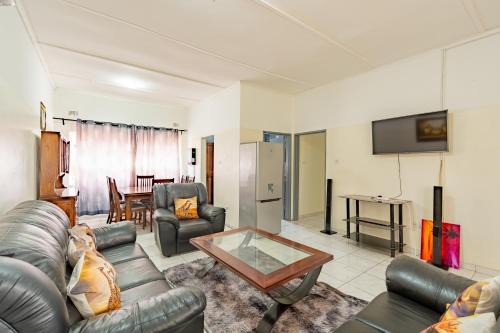 Victoria Falls House | Wood Road Guest Lodge
